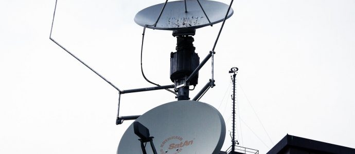 Antennen und Satellitenschüsseln auf einem Dach