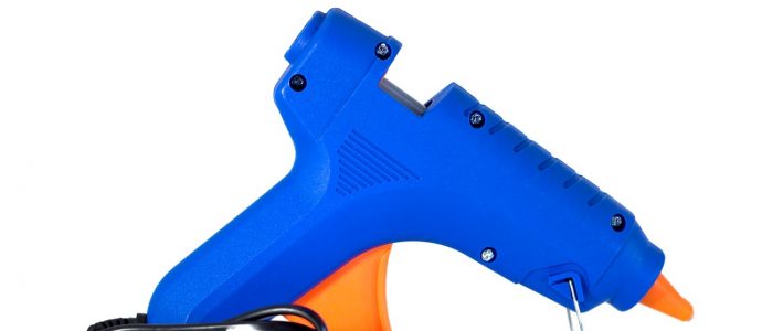 blaue Heißklebepistole mit orangenen Highlights