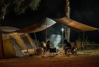 Planenhalter an einem Zelt