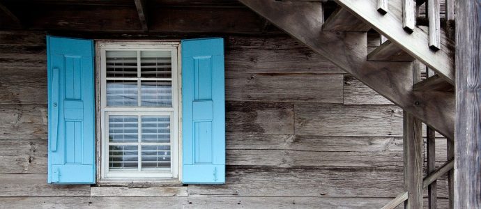 Fenster an einer Holzhütte
