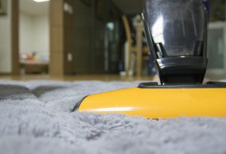 Teppichreinigungsmaschine auf einem Teppich