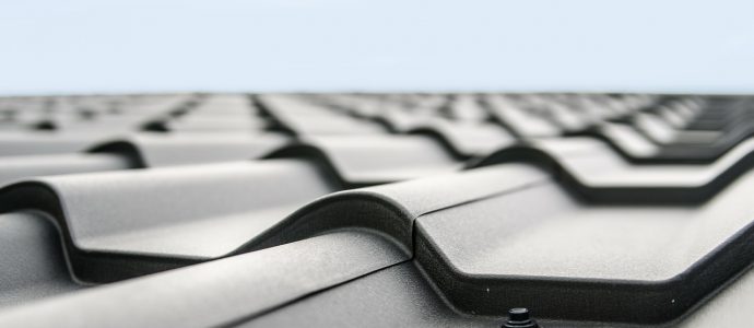 Schwarze Dachplatten auf einem Dach