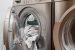 Waschmaschine mit weißem Handtuch un dem Potential für ein Waschmaschinen Überschrank