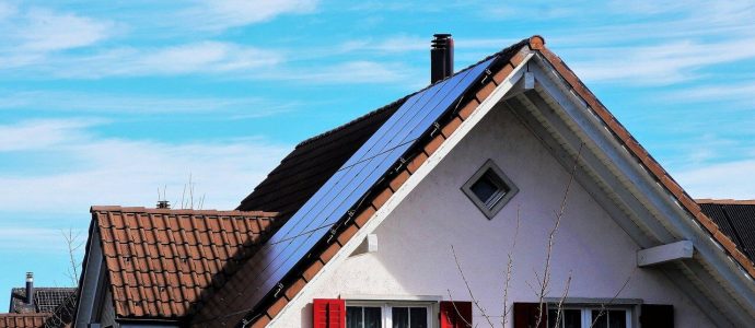 Solar Sky Solaranlagen auf einem spitzen Dach