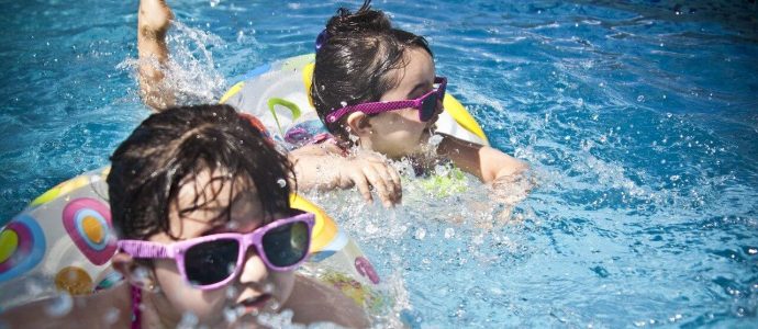 Kinder in einem Pool ohne Folie abdichten