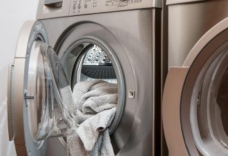 offene-waschmaschine-mit-handtuch